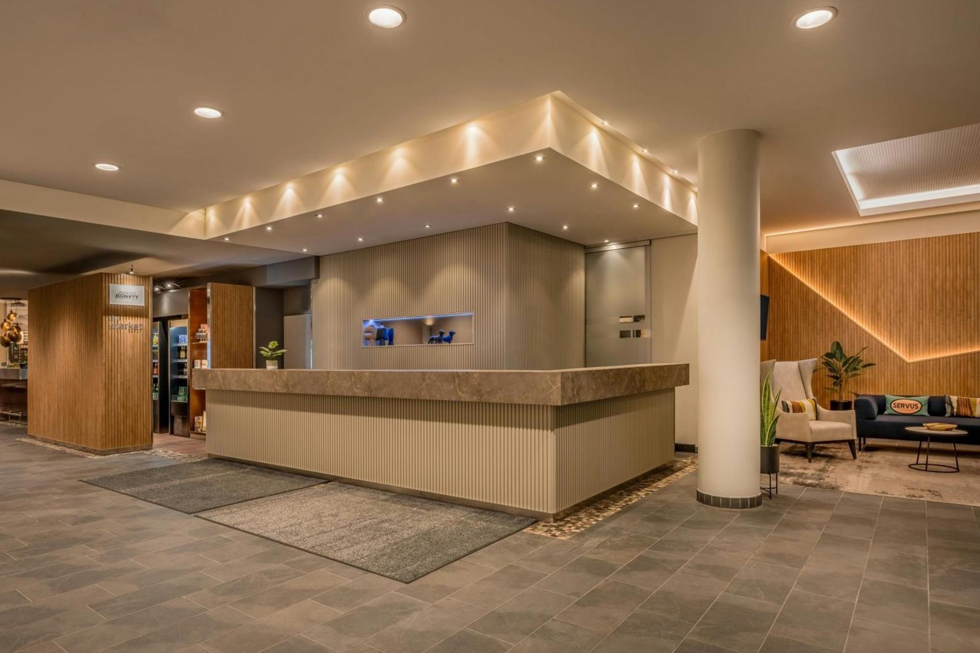 Courtyard By Marriott Center Hotel